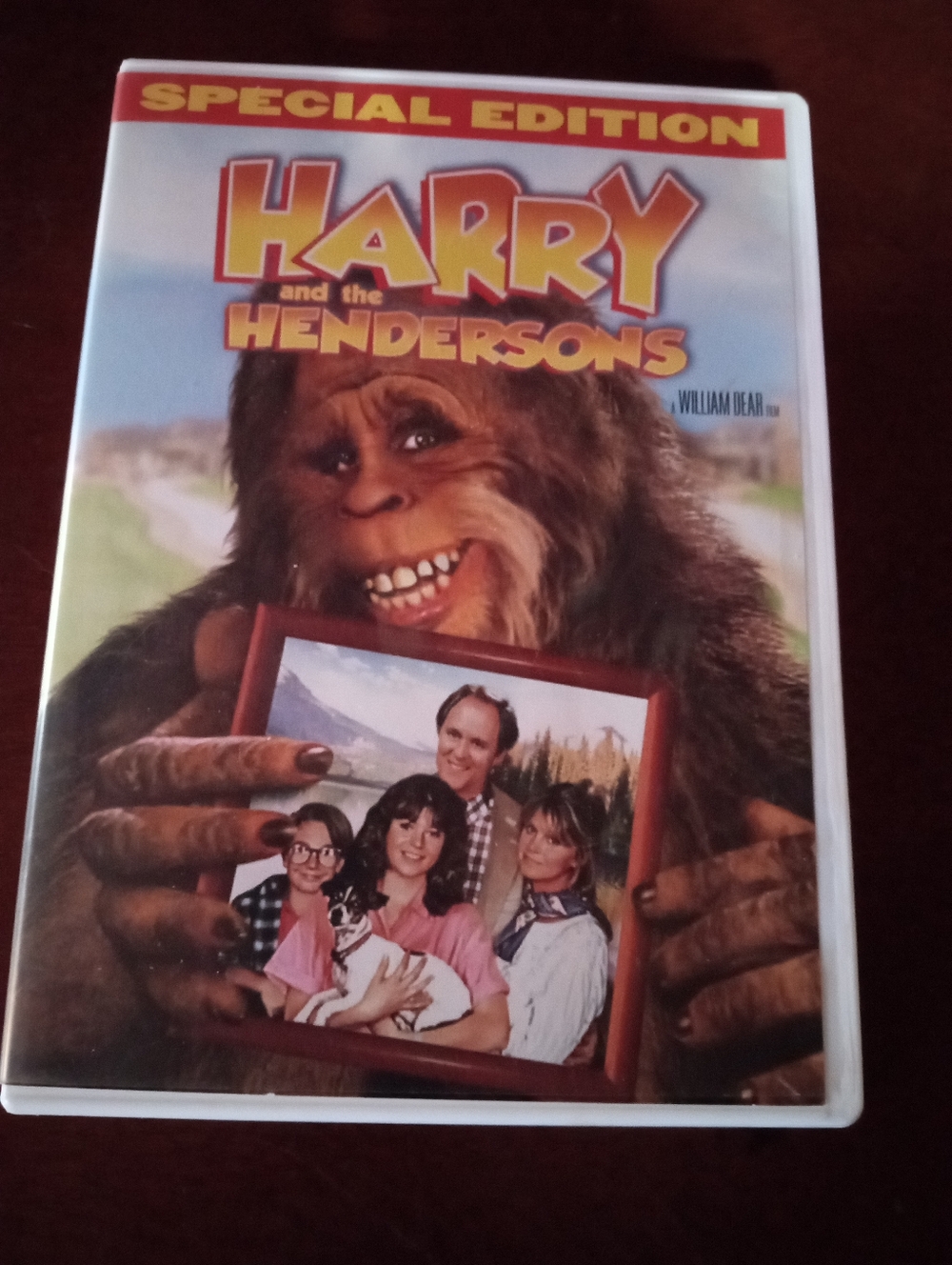 Harry and the Hendersons Special Edition Dvd— Colorful Cover Art